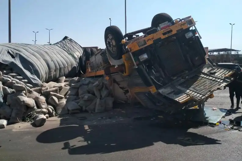 انقلاب شاحنة محملة بمعدات خاصة بمشروع للطاقة الشمسية في أسوان
