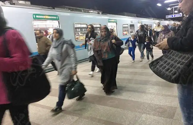 ما حقيقة فيديو اعتداء شرطي على السيدات في المترو؟.. مصدر أمني يوضح