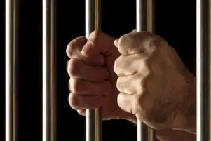 حبس متهم بسرقة سيدة عنوة تحت تهديد السلاح في الإسكندرية