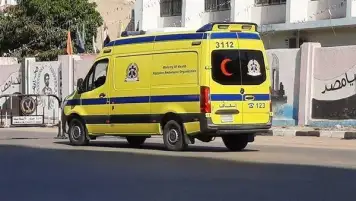إصابة سائق ومرافقة في حادث انقلاب سيارة ربع نقل بطريق الواحات