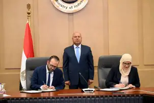 التنمية الصناعية والنقل يشهد توقيع عقد بين شركة القاهرة للاستثمار والتطوير العمراني وشركة ليوني مصر لإقامة مصنع جديد لإنتاج الضفائر الكهربائية بمدينة الروبيكي