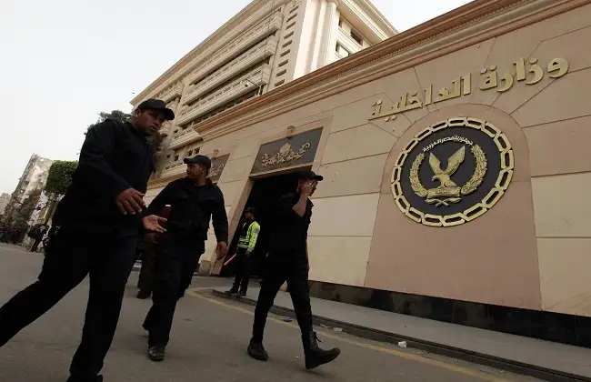 مصدر أمني يوضح حقيقة فيديو يظهر خلاله تجمع أشخاص أمام قسم شرطة الواحات البحرية في الجيزة