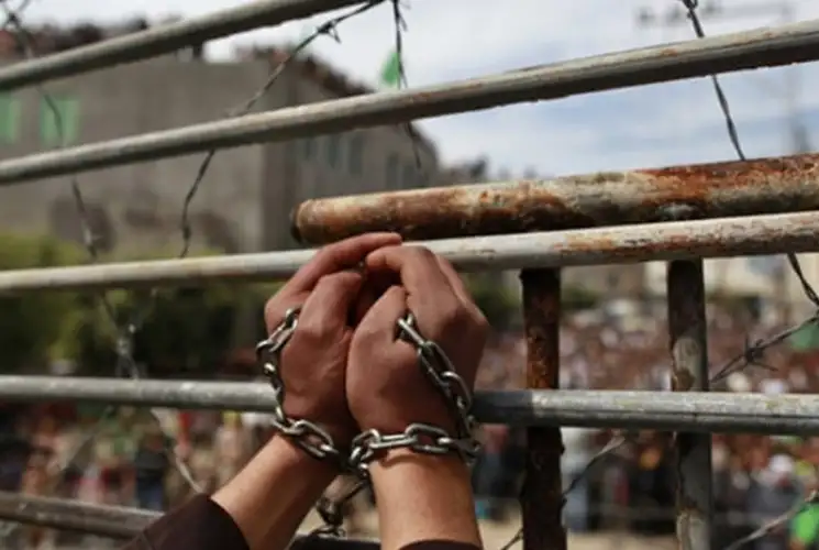 تحقيق: الجيش الإسرائيلي يستخدم الأسرى الفلسطينيين دروعا بشرية في غزة
