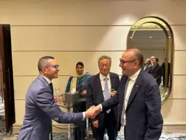 يلتقي السفير التركي لبحث فرص الاستثمار امام الشركات التركية