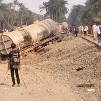 إصابة 3 أشخاص في انقلاب عربتين من قطار بضائع بالبدرشين