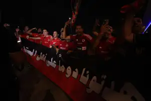 جماهير الأهلي تساند اللاعبين وتستقبل الفريق في فندق الاقامه