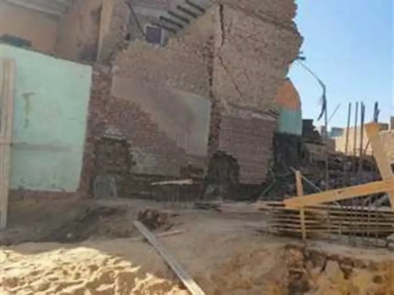 مصرع شخص إثر انهيار حائط منزله فوقه بأدفو في أسوان
