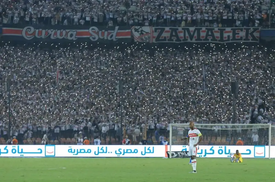 جماهير الزمالك تحتفل مع اللاعبين بعد الفوز على بيراميدز و التأهل للنهائي