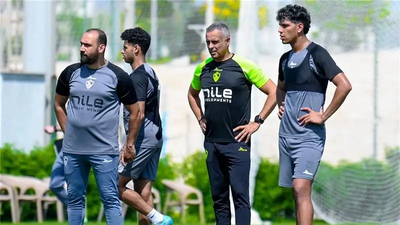 جوزيه يعقد محاضره فنيه مع اللاعبين قبل لقاء الأهلي في نهائي كأس السوبر المصري