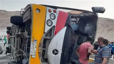 إصابة 15 شخصا إثر انقلاب أتوبيس بطريق المعابدة في أسيوط