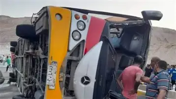إصابة 15 شخصا إثر انقلاب أتوبيس بطريق المعابدة في أسيوط