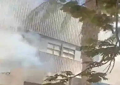 السيطرة على حريق محدود شب بأثاث ومقاعد مخزن خلف الصالة المغطاة بجامعة المنيا