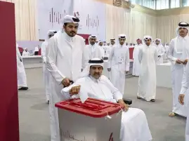 والد أمير قطر يدلي بصوته في الاستفتاء العام على مشروع التعديلات الدستورية