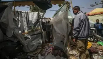 شهيد وجرحى في قصف إسرائيلي لخيمة داخل مستشفى شهداء الأقصى وسط غزة