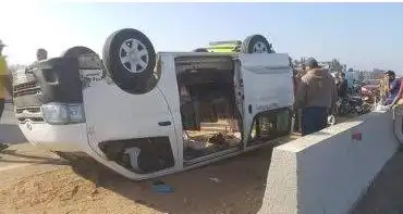 مصرع شخص وإصابة 7 آخرين إثر انقلاب ميكروباص على طريق شبرا- بنها الحر