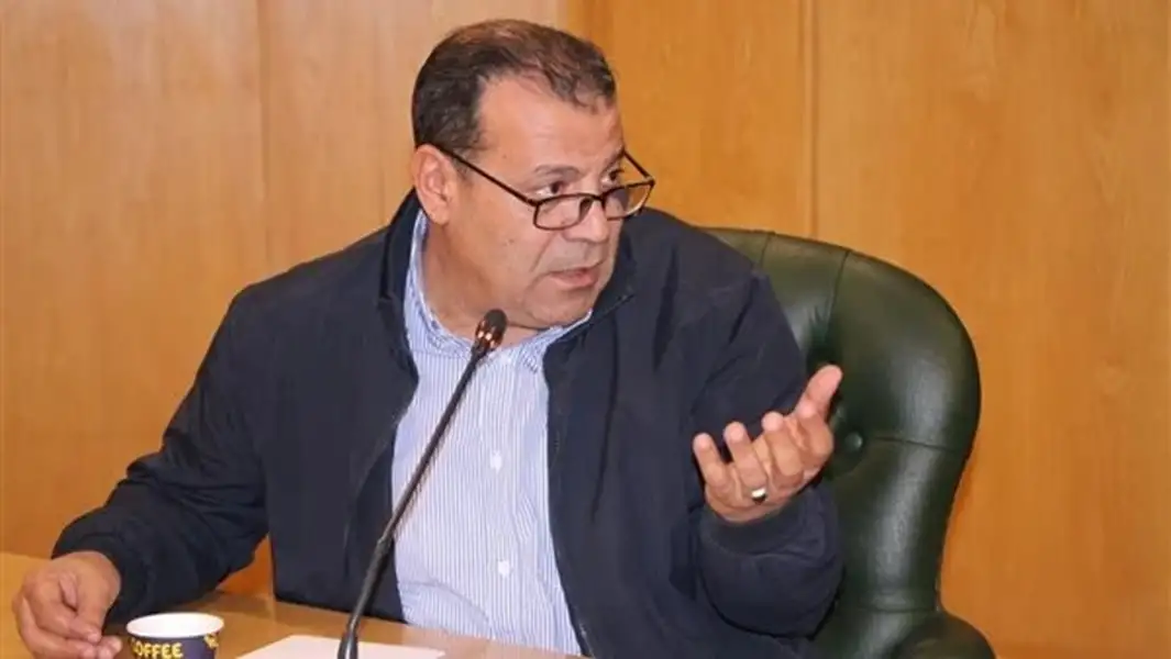 عصام كامل يطالب بعقد جلسة مع رئيس الحكومة للاتفاق على آلية للتعامل مع الصحافة والرد الدائم على تساؤلاتهم