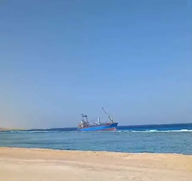 غرق سفينة بعد شحوطها على الشعاب المرجانية جنوب البحر الأحمر
