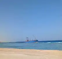 غرق سفينة بعد شحوطها على الشعاب المرجانية جنوب البحر الأحمر