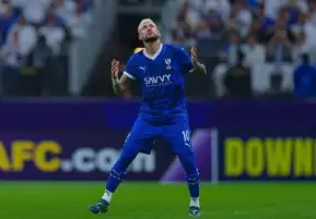 والد نيمار يكشف مستقبل نجلة مع الهلال السعودي
طباعة

وكالات
نشر في: الإثنين 25 نوفمبر 2024 - 9:57 ص | آخر تحديث: الإثنين 25 نوفمبر 2024 - 9:57 ص
لا يزال البرازيلي نيمار، يتعافى من الإصابة التي تعرض لها في العضلات المأبضية قبل أسابيع، كما لا يستطيع اتخاذ قرار بشأن الفترة المقبلة من مسيرته، نظرا لأن عقده مع الهلال السعودي ينتهي في يونيو 2025، وارتبط اسمه بفرق أخرى عديدة.

وتحدث والد نيمار في برنامج إذاعي عبر الأثير عن مستقبل ابنه، قائلا "سننتظر ونرى ما سيحدث وكيف سيشعر نيمار. ستكون له مطلق