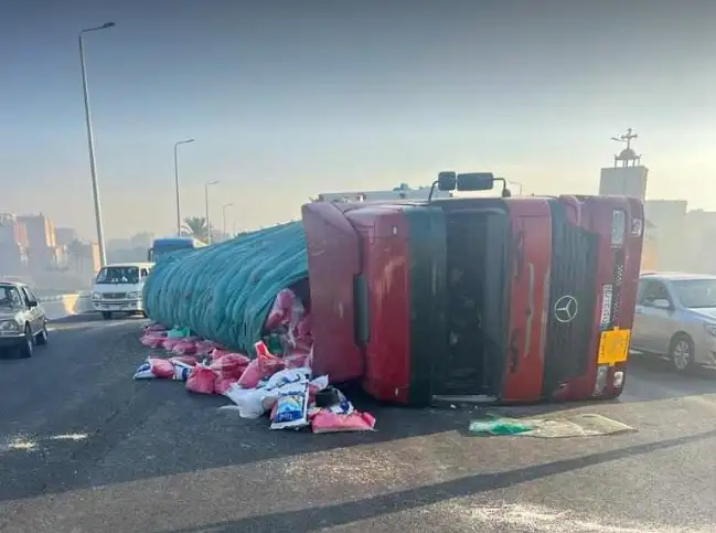 إصابة 12 شخصا في حادث انقلاب سيارة نقل أعلى الطريق الصحراوي بالجيزة