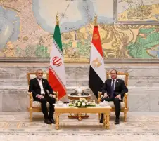 السيسي يلتقي الرئيس الإيراني.. ويؤكد على أهمية نزع فتيل التوتر الإقليمي وتفادي التصعيد