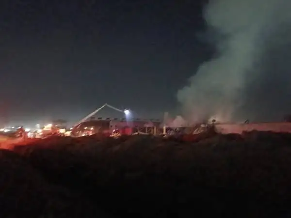 السيطرة على حريق مصنع فوم بالمنطقة الصناعية الثالثة في العاشر من رمضان