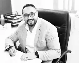 يتهمها بسبه وقذفه.. مؤلف رواية عابر يلاحق السيناريست أماني التونسي قضائيا للمرة الثالثة