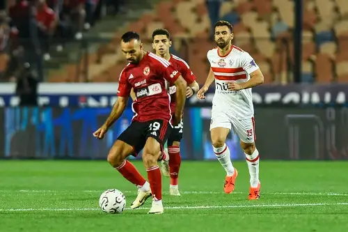 لاعب منتخب مصر السابق: بيانات الأندية تضر الكرة المصرية.. والحكم مثل القاضي ولا يريد الخطأ
طباعة

الشروق
نشر في: الأربعاء 1 يناير 2025 - 4:44 م | آخر تحديث: الأربعاء 1 يناير 2025 - 4:44 م
تحدث وليد صلاح الدين نجم الكرة المصرية السابق، عن أمنياته بشأن مستقبل الكرة المصرية، مع بداية العام الجديد، وأبرز السلبيات التي يتمنى اختفائها.

وقال وليد صلاح الدين في تصريحات إذاعية: أتمنى أن نحاول تطوير وتحسين أو إلغاء نظرية المؤامرة في الكرة المصرية، لأنها عالية لدرجة تجعلنا نذهب لمناطق سيئة جدا.
