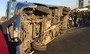 إصابة 11 مواطنا روسيًا ومصري إثر حادث انقلاب سيارة ميني باص في الساحل الشمالي