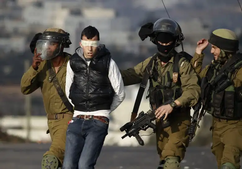قوات الاحتلال الإسرائيلية تعتقل 25 فلسطينيا من الضفة الغربية
