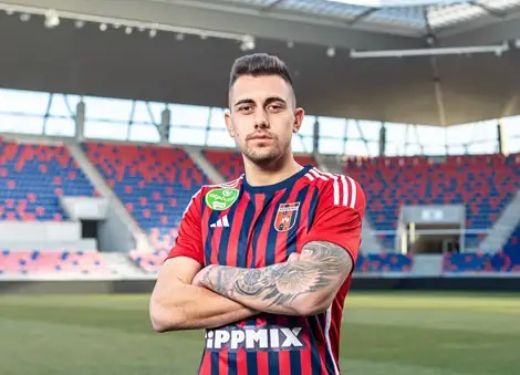 «ودع زملاءه للسفر»..  موعد وصول أولى صفقات الأهلي