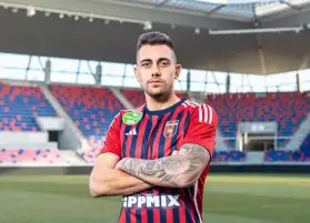 «ودع زملاءه للسفر»..  موعد وصول أولى صفقات الأهلي