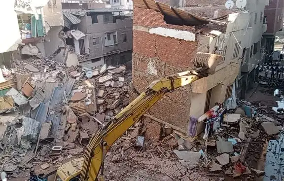 شهدت منطقة كوم الدكة بالإسكندرية، اليوم الأربعاء، انهيار جزء من عقار قديم يقع في شارع ابن نباتة، دون وقوع أية خسائر بشرية.