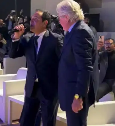 محمد ثروت يداعب حسين فهمي بأغنية يا واد يا تقيل