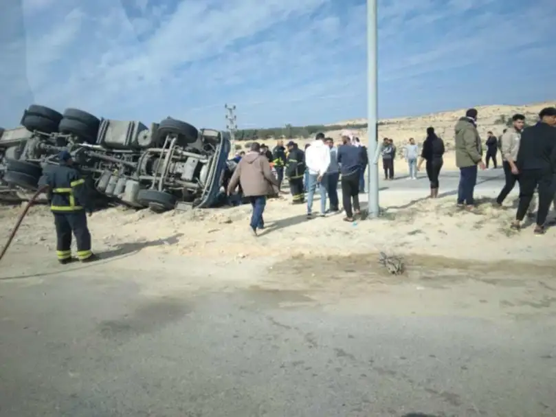 إصابة شخص في انقلاب شاحنة أسمنت شرق العريش