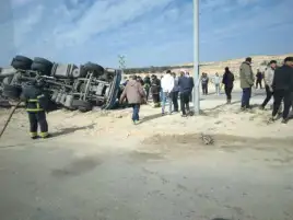 إصابة شخص في انقلاب شاحنة أسمنت شرق العريش