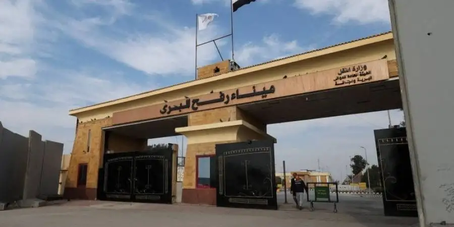 مستشار الرئيس الفلسطيني يشيد بحشود رفح الرافضة للتهجير: هذه مصر التي نعرفها