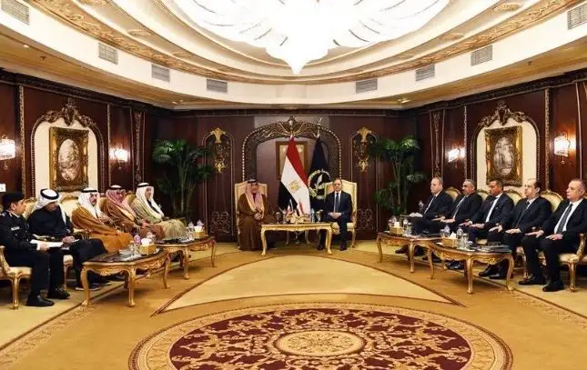 وزير الداخلية يلتقي نظيره الكويتي لبحث سبل التعاون
