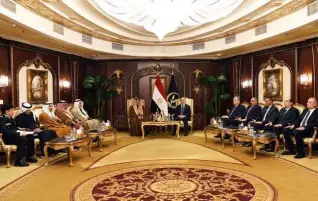 وزير الداخلية يلتقي نظيره الكويتي لبحث سبل التعاون