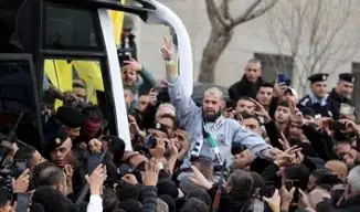 أفرج عنهم ضمن الصفقة.. 42 أسيرا فلسطينيا يصلون رام الله وسط الضفة