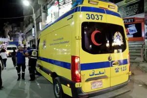 إصابة شخص صدمته سيارة مسرعة أثناء عبوره الطريق بالهرم