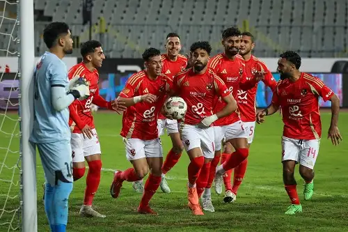 الأهلي يكتسح الإسماعيلي برباعية ويتصدر الدوري مؤقتا