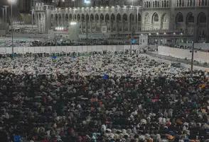 السعودية تمنع نقل صلوات التراويح المقامة في المساجد أو بثها عبر الوسائل الإعلامية بشتى أنواعها