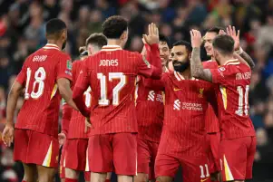 صلاح يقود هجوم ليفربول أمام أستون فيلا في الدوري الإنجليزي
