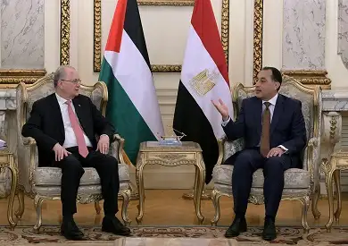 رئيس الوزراء يلتقى نظيره الفلسطيني لاستعراض ملامح خطة التعافي المبكر وإعادة إعمار غزة