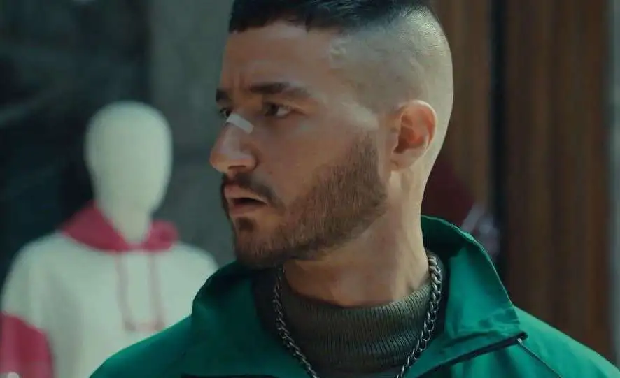 أحمد مالك يتلقى صفعة قاسية من محمود حميدة في مسلسل ولاد الشمس