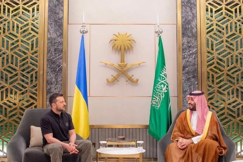 الرئيس زيلينسكي يصل إلى السعودية للقاء ولي العهد