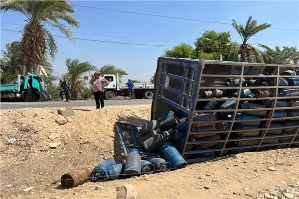 انقلاب سيارة نقل محملة بأسطوانات البوتاجاز بطريق الإسكندرية الزراعي في القليوبية دون إصابات