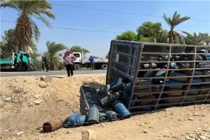 انقلاب سيارة نقل محملة بأسطوانات البوتاجاز بطريق الإسكندرية الزراعي في القليوبية دون إصابات