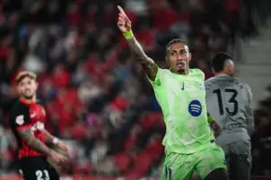 «هداف برشلونة» في دوري الأبطال يطارد رافينيا وليفاندوفسكي ضد بنفيكا